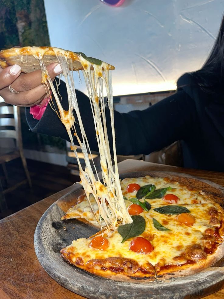 The cheese pull on this pizza. 😭🍕