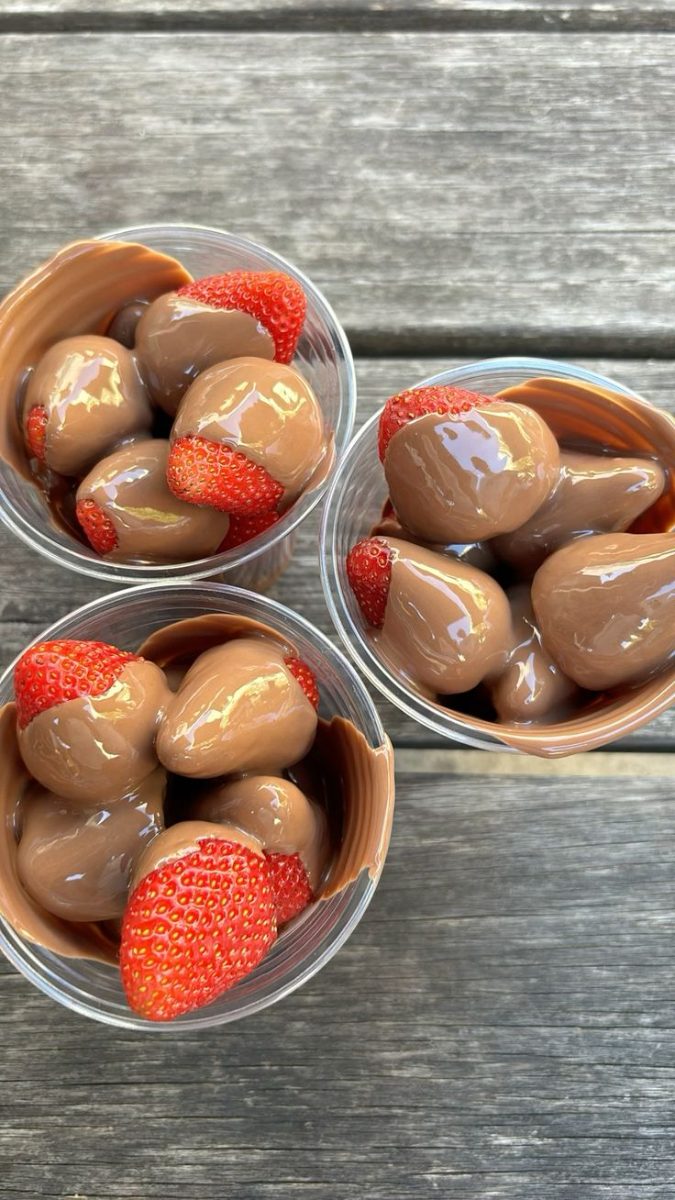 Strawberry and melted chocolate cups 🍓🍫